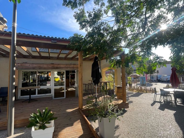 Terrasse et pergola en pin, pour le Melia Café à Boisseron