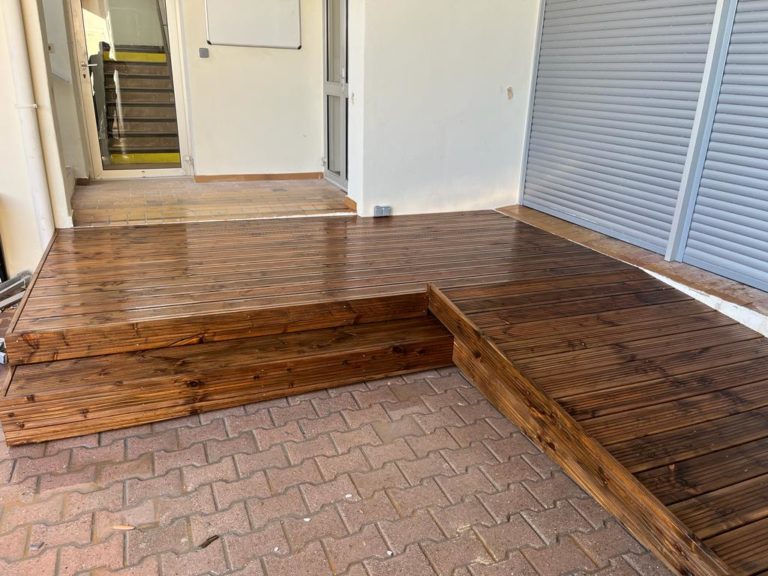 Création d'une rampe PMR en bois à Carnon