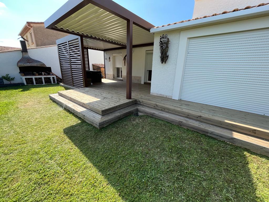 Terrasse bois en entrée de maison