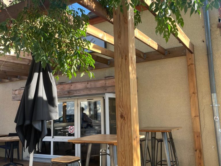 Terrasse et pergola en pin, pour le Melia Café à Boisseron