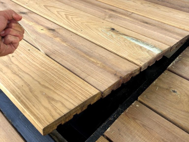 Construction d'une terrasse de piscine en pin français à Montpellier