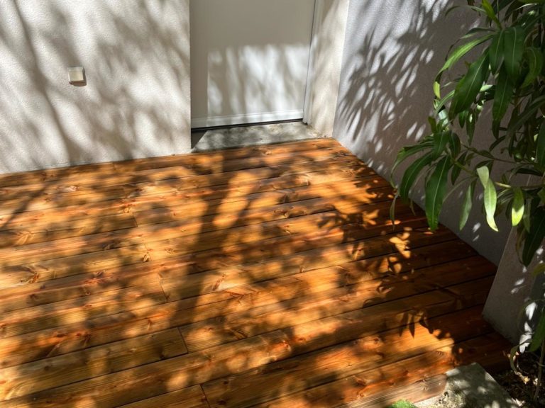 éalisation de petites terrasses bois en résidence à Montpellier