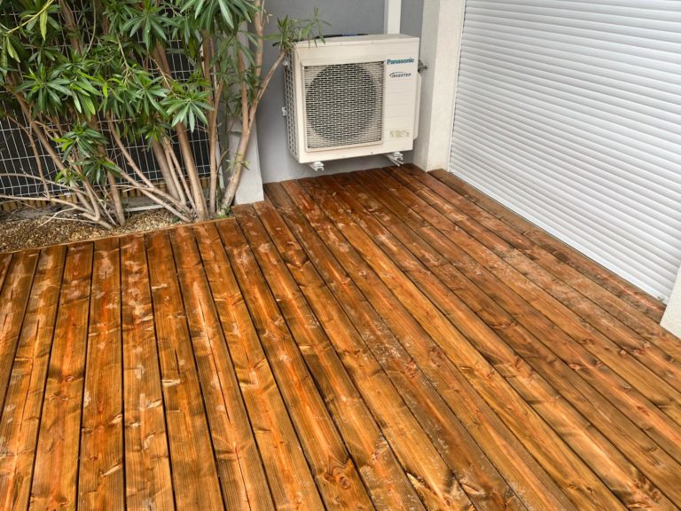 Réalisation de petites terrasses bois en résidence à Montpellier