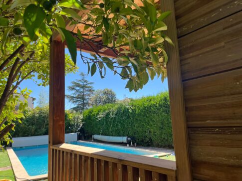 Réalisation d'une terrasse bois surélevée avec toiture à Lunel-Viel