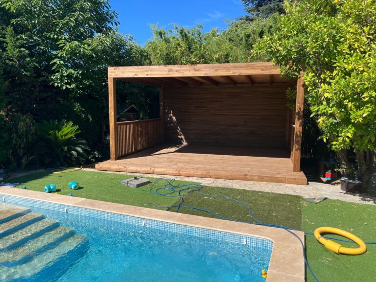 Réalisation d'une terrasse bois surélevée avec toiture à Lunel-Viel