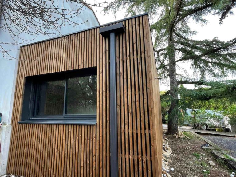 Construction Bardage claire voie en bois sur extension à Montpellier par TOLTEQUE - réalisations