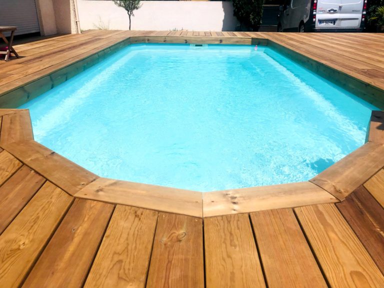 Réalisation d'une terrasse de piscine en pin français à Montpellier