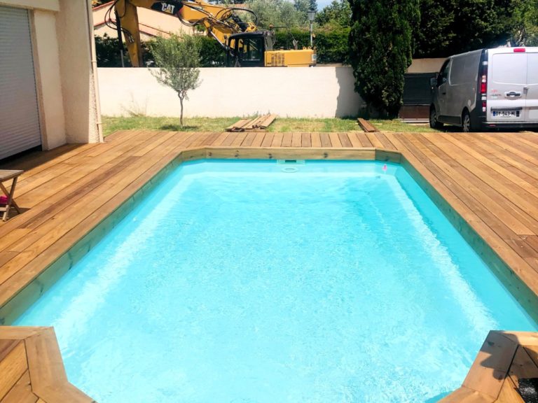 Construction d'une terrasse de piscine en pin français à Montpellier