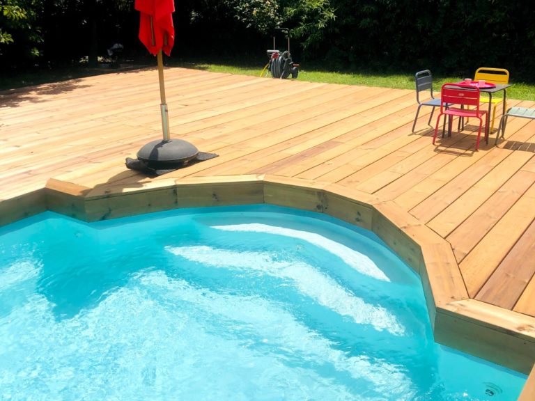 Construction d'une terrasse de piscine en pin français à Montpellier